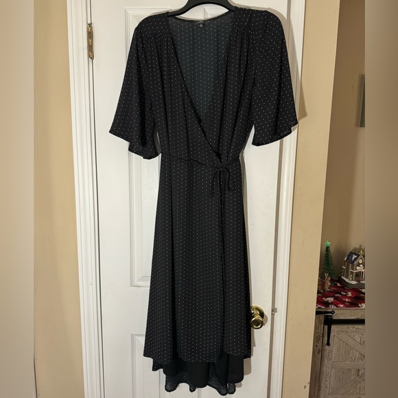 Lulus: Farah Black Print Midi Wrap Dress - Picture 2 of 8
